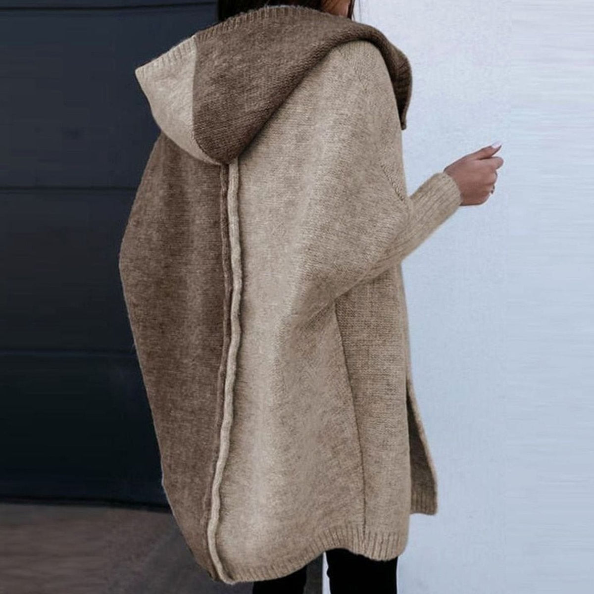 Detail van geribbelde mouwen en open voorpand van gebreid longline vest