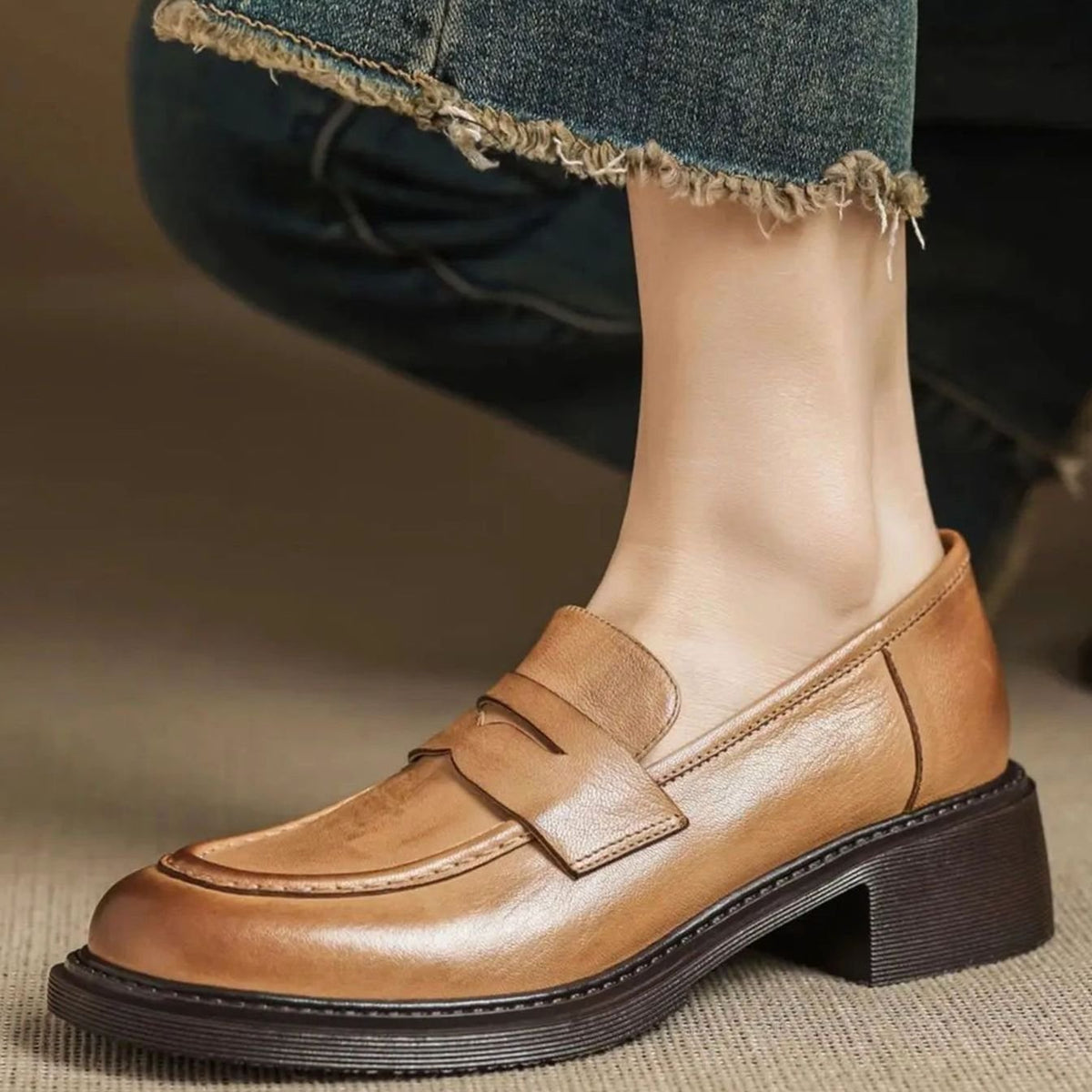 Bovenaanzicht van de leren EMMIE penny loafers in lichtbruine kleur