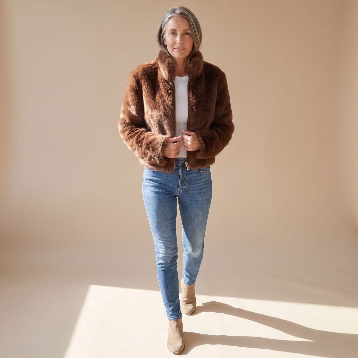 FIENOLA jas gestyled voor een casual winterdag