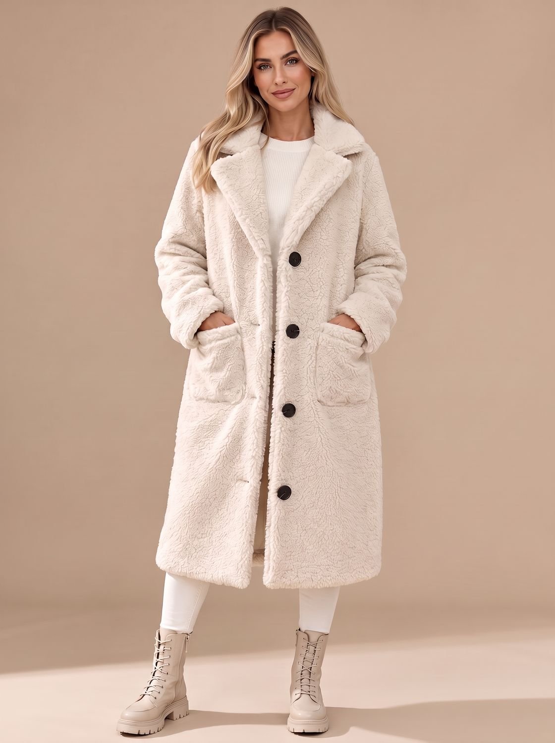 HANNAH teddymantel gecombineerd met trui en rechte broek voor een casual look