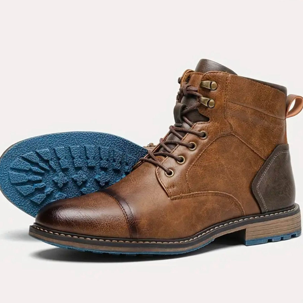 Detailfoto van stiksels en rubberen zool van vintage leren boots