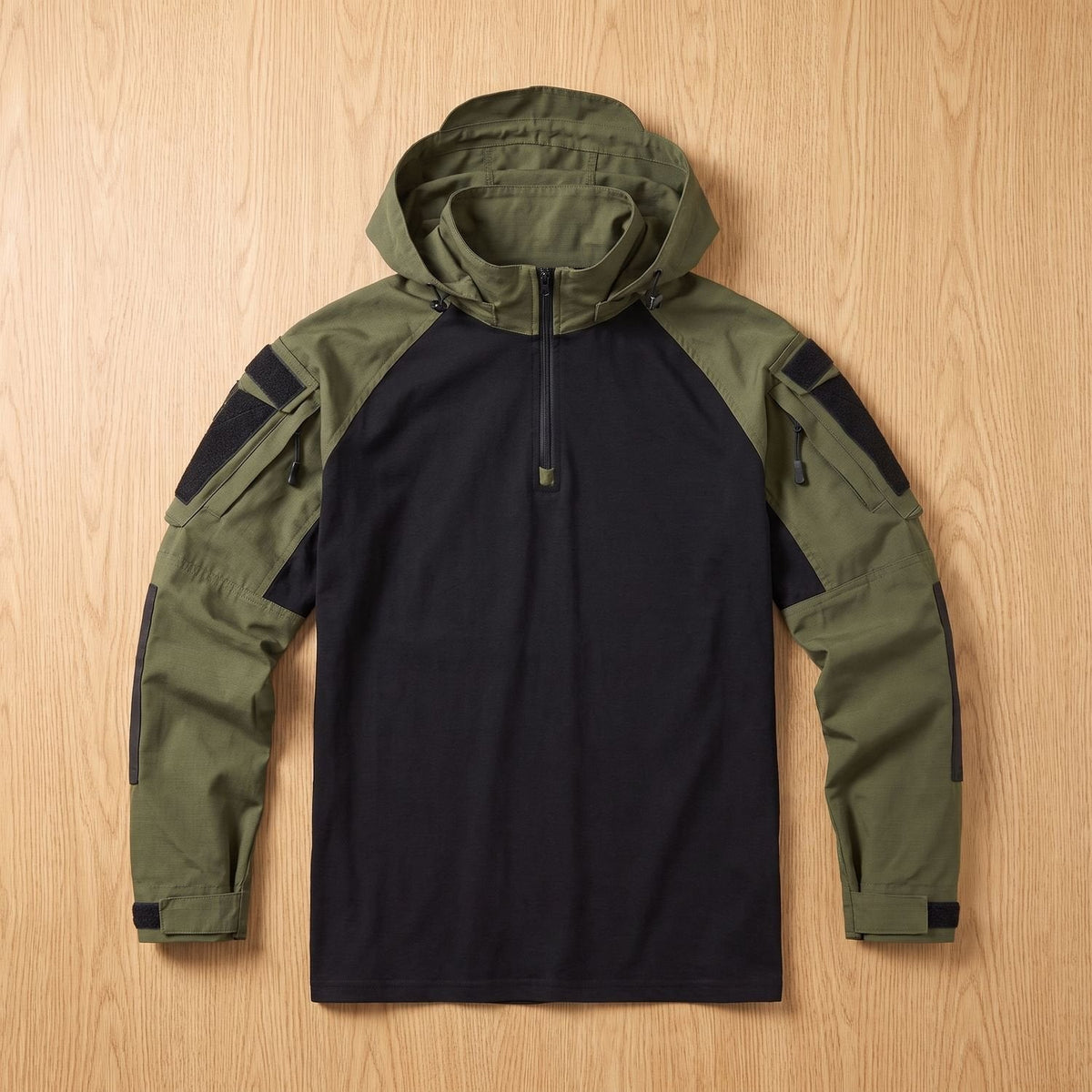 Detail van quarter-zip kraag en ritssluiting mouwzakken op RECON tactical jas
