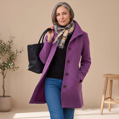 ADELYN jas gedragen met jeans voor een casual weekendlook
