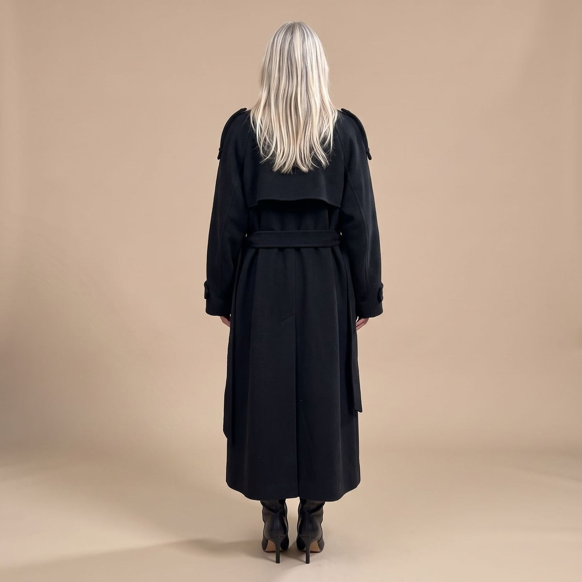 Lange trenchcoat met militaire schouderstukken in detail