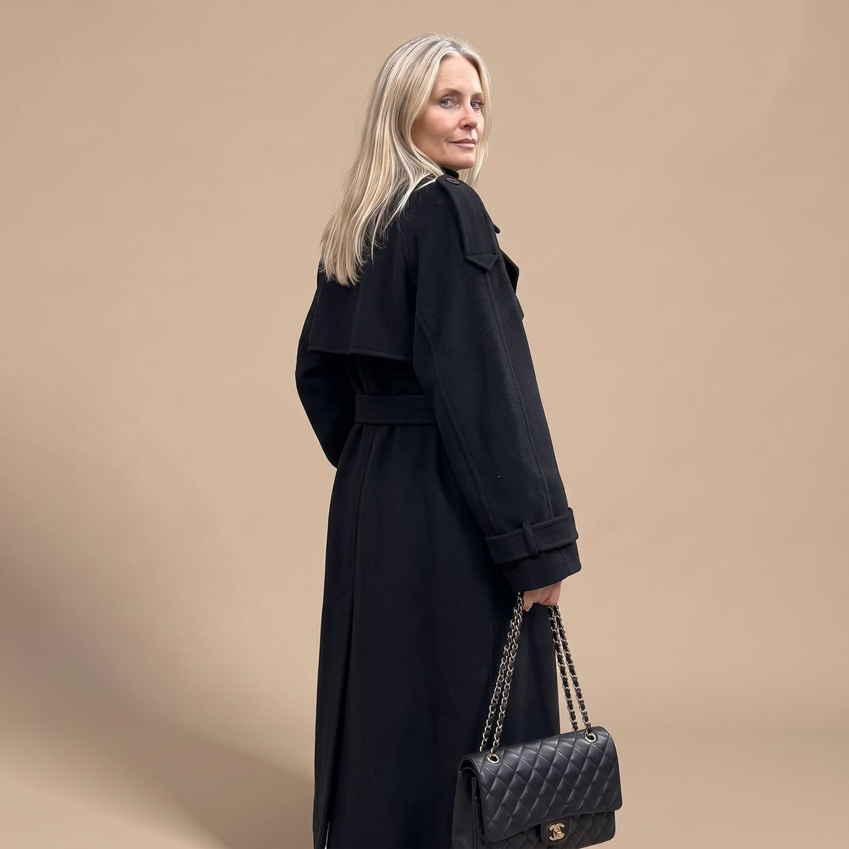 Trenchcoat gedragen over een pak voor een kantoorlook