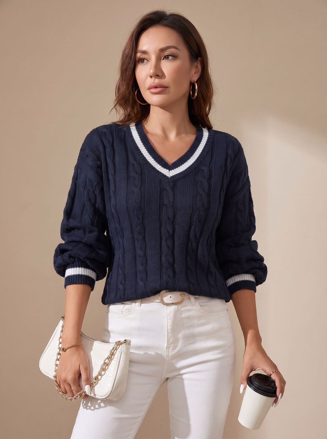 Dame draagt de AMIRA trui gecombineerd met een jeans