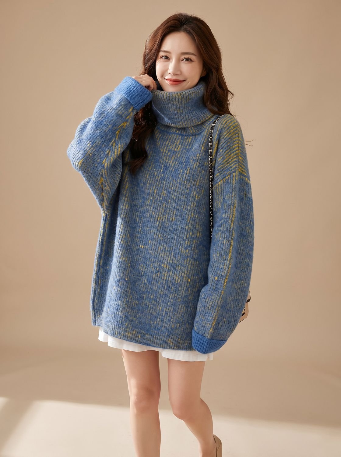 ANNIKA oversized rolkraagtrui in blauw, vooraanzicht op model