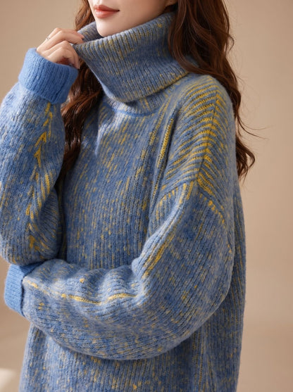 Model draagt ANNIKA oversized trui gecombineerd met jeans