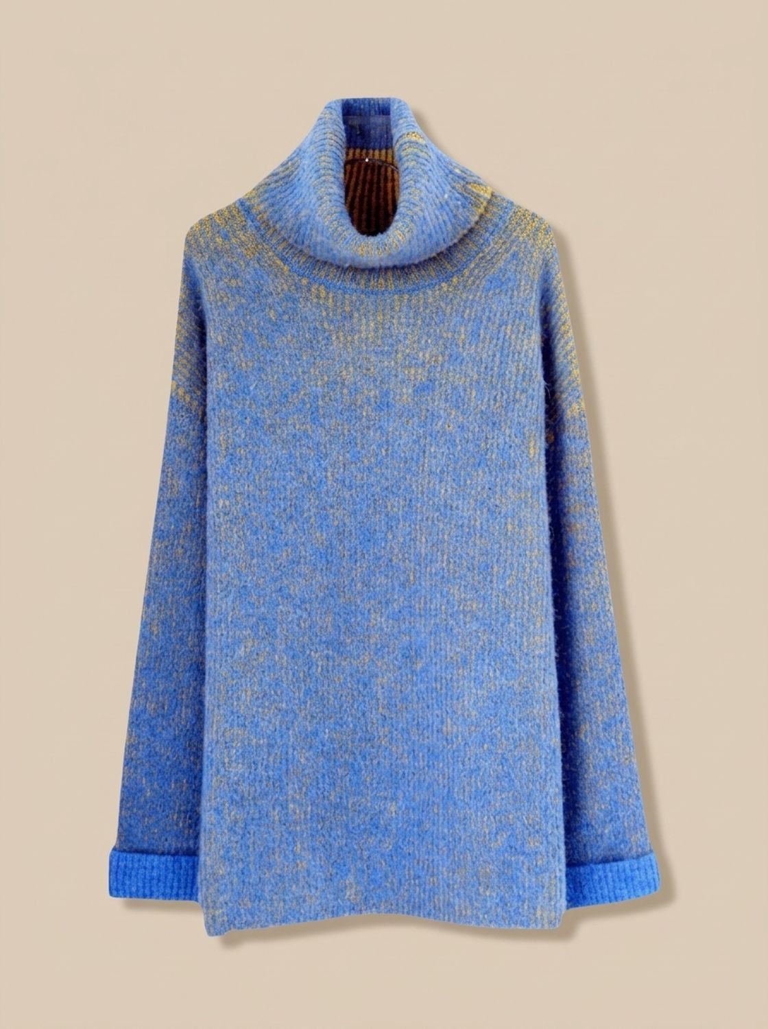 Detailfoto van de volumineuze rolkraag van de ANNIKA trui