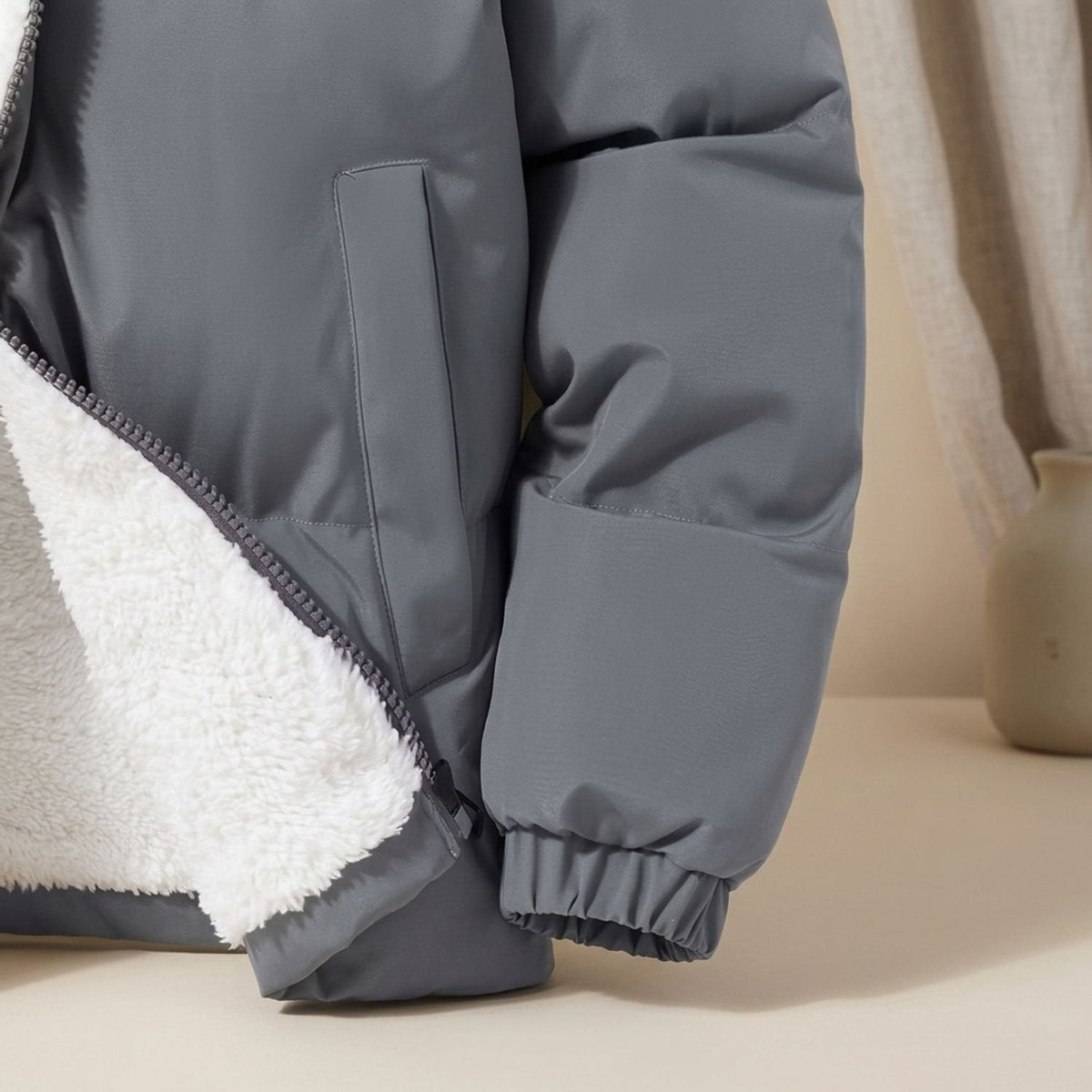 Zijaanzicht van de gevoerde heren winterjas
