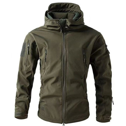 Man draagt BRANDON softshell jas tijdens outdoor activiteit