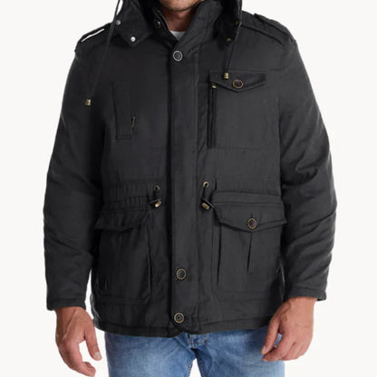 Detail van de meerdere flap- en ritszakken op de BRANOR parka