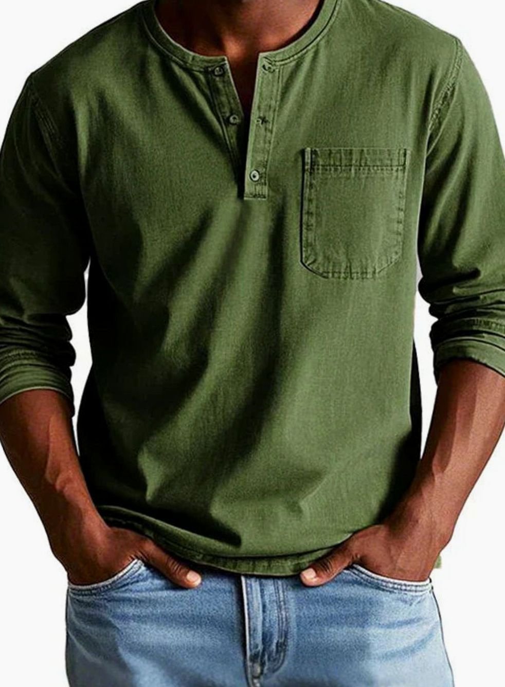 Close-up van knopenplacket en borstzak op henley shirt