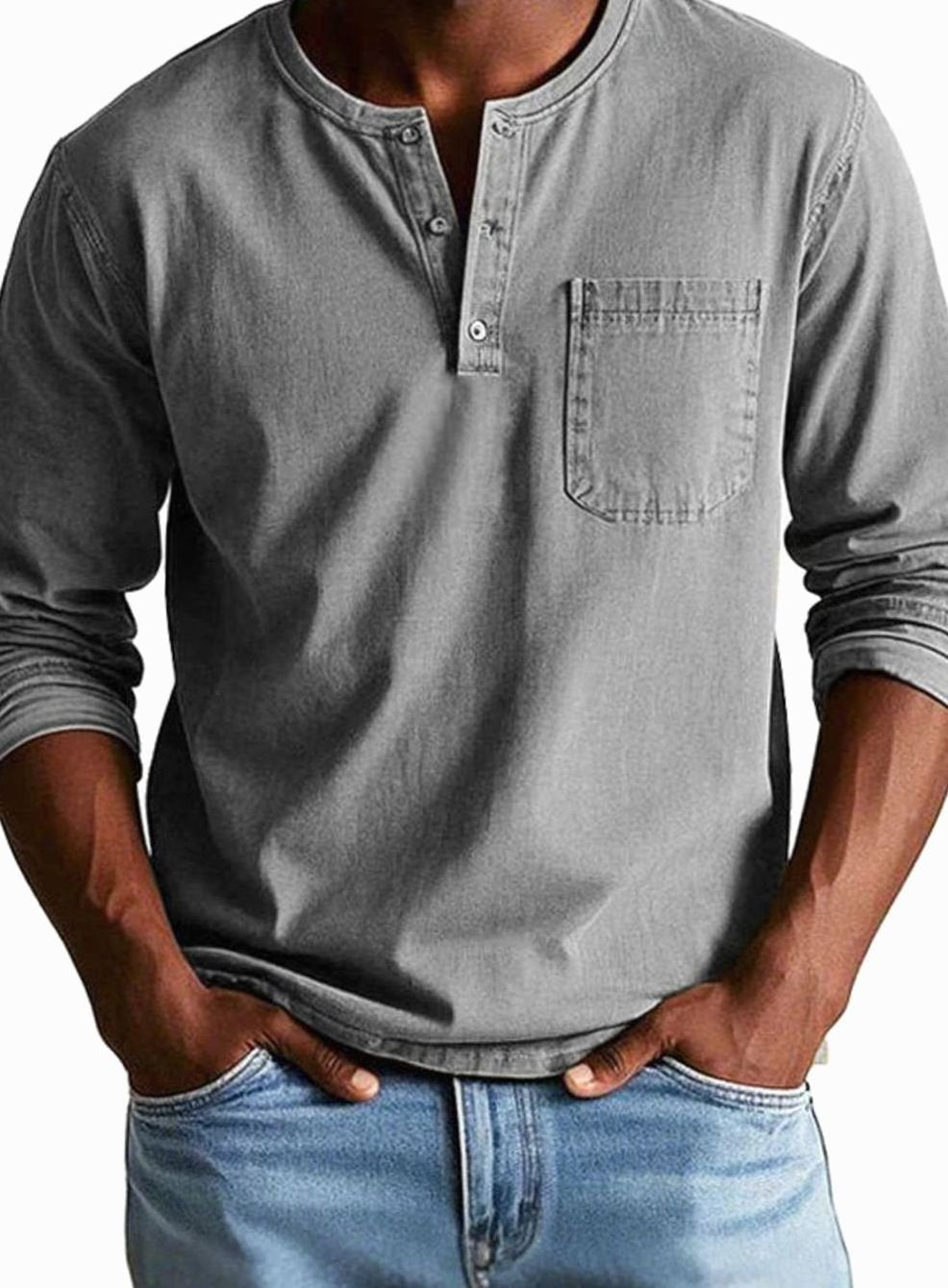 Man draagt henley shirt gecombineerd met jeans