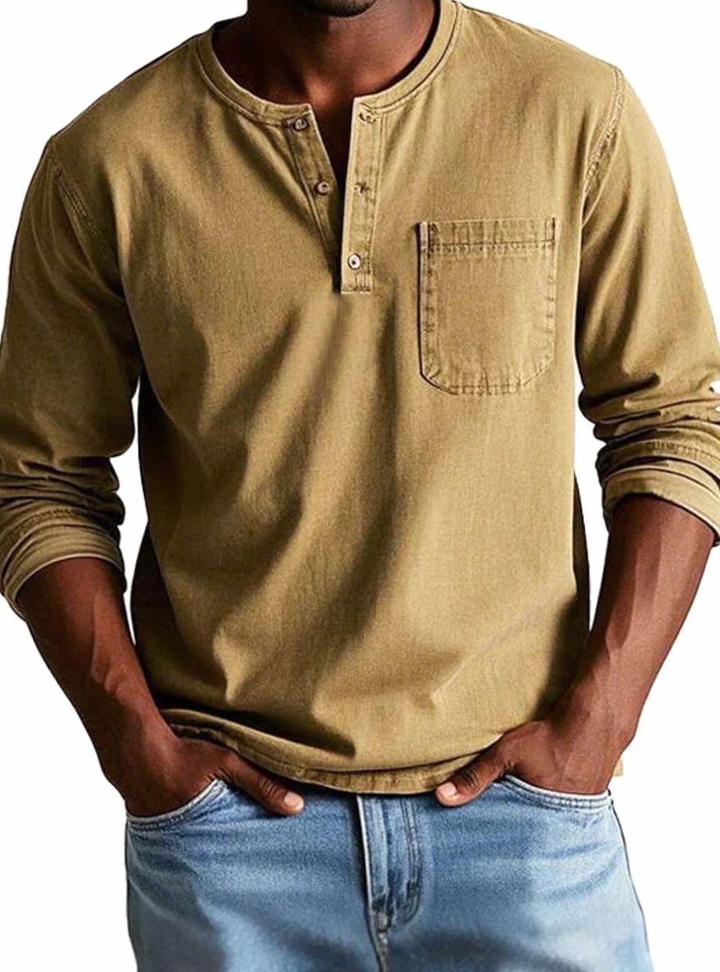 Henley shirt gedragen onder een spijkerjack