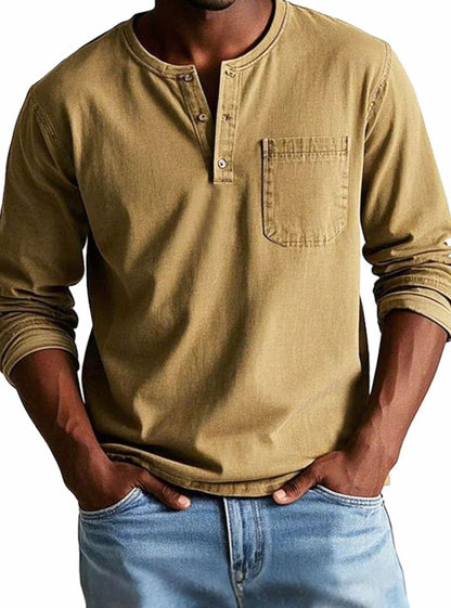Henley shirt gedragen onder een spijkerjack