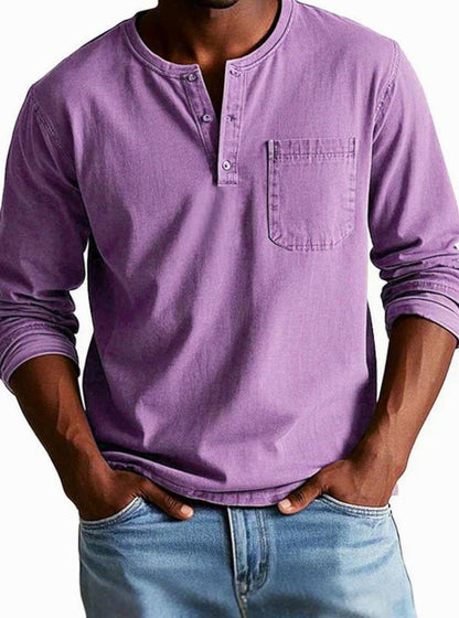 Achteraanzicht van het lange mouw henley shirt