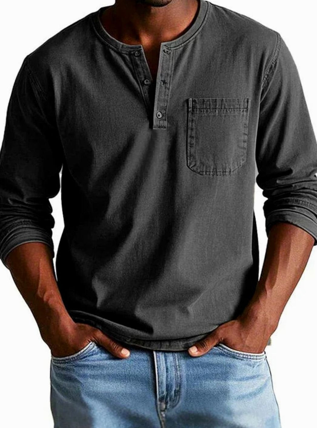 Man in henley shirt tijdens een casual weekenduitje
