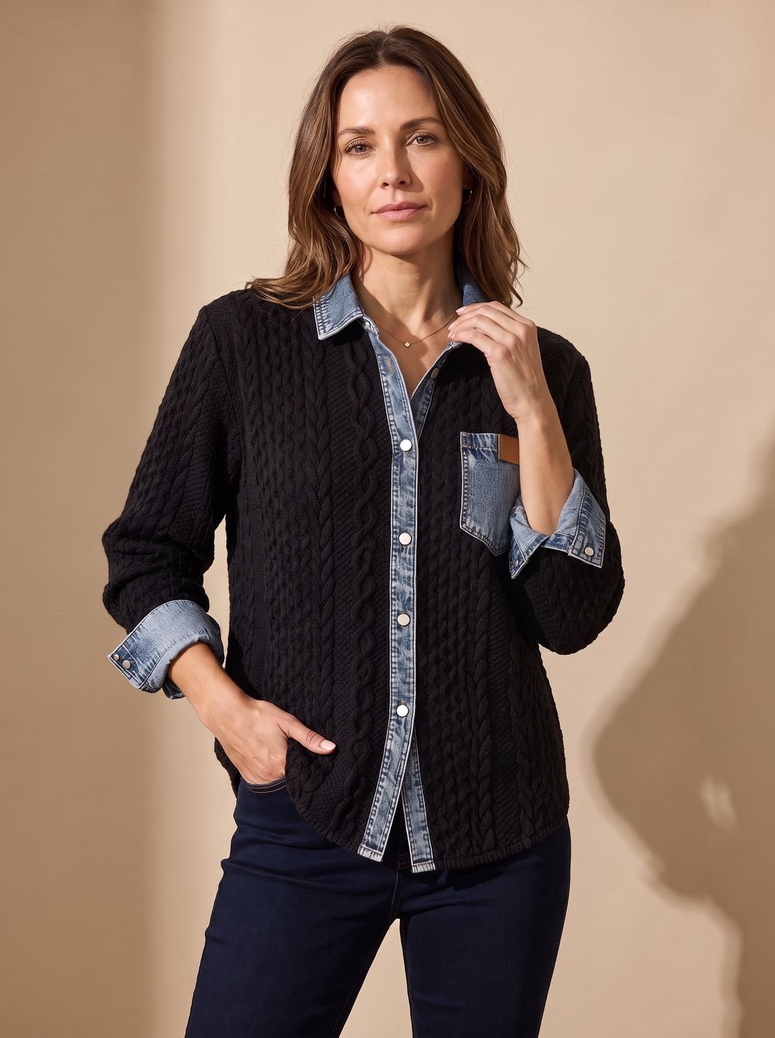 Detail van de denim kraag en knoopsluiting van het BRINDEL overshirt