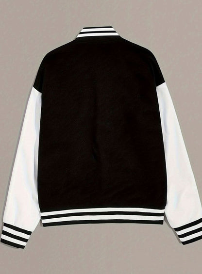 Close-up van geborduurde letterpatch en drukknoopsluiting op varsity jack