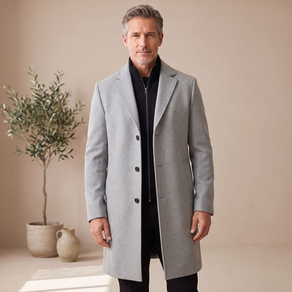 Model draagt de overjas over een pak voor een zakelijke look
