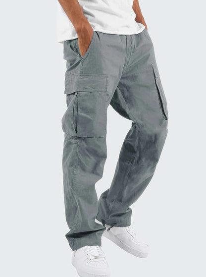 Detail van cargozakken met flapsluiting op relaxed-fit broek
