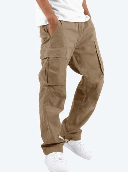 Heren cargobroek gedragen in casual outfit met hoodie