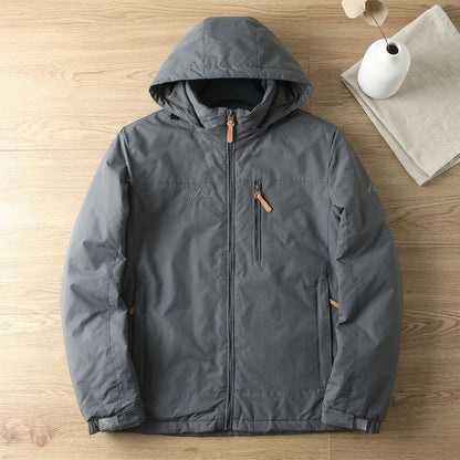 Model in BRONTIGO jas tijdens een winterse outdoor activiteit