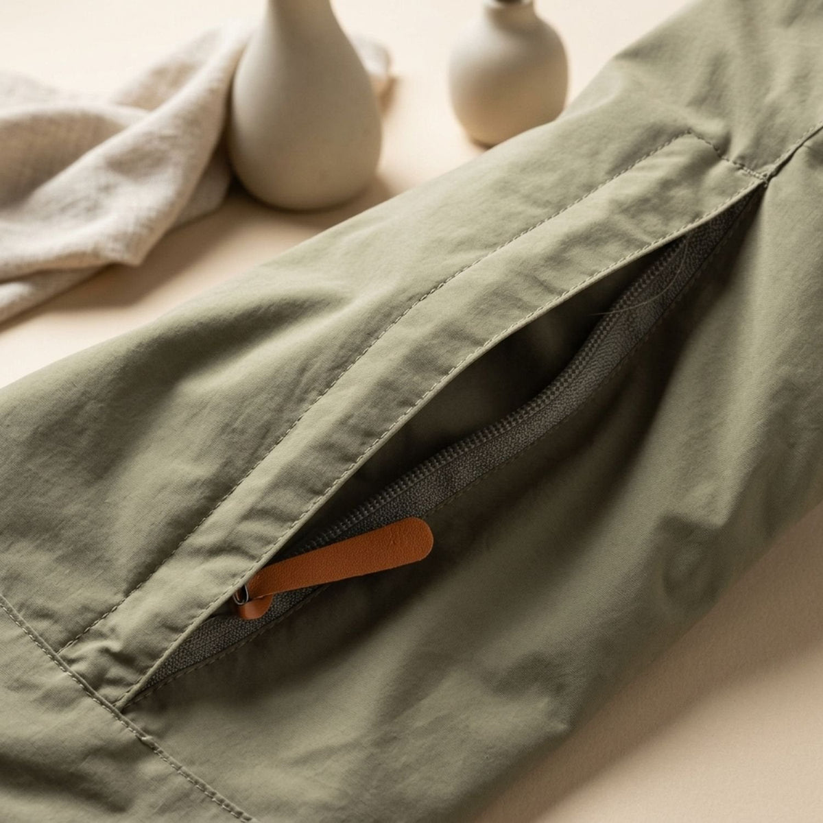 Zijaanzicht van de heren outdoorjas met zakken