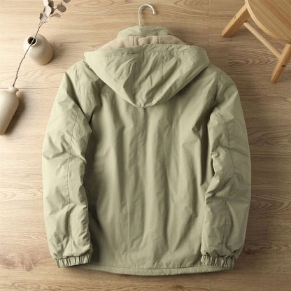 Model draagt de BRONTIGO jas tijdens een stadswandeling