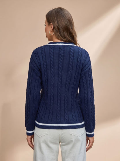 Dame draagt de kabeltrui gecombineerd met jeans voor casual look