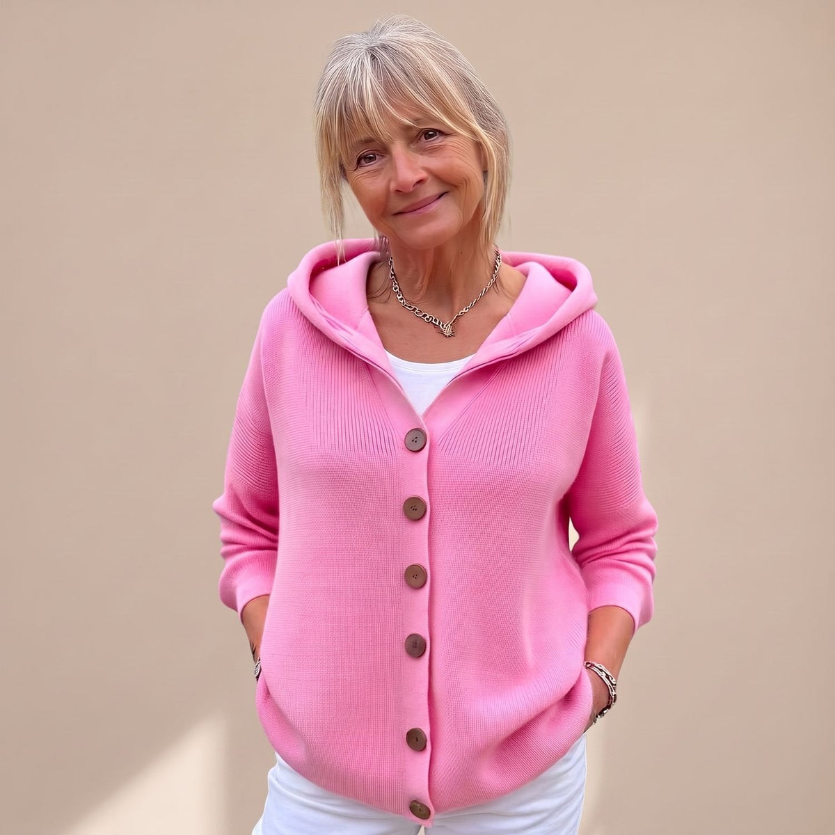 Close-up van houten knopen op gebreid hooded vest