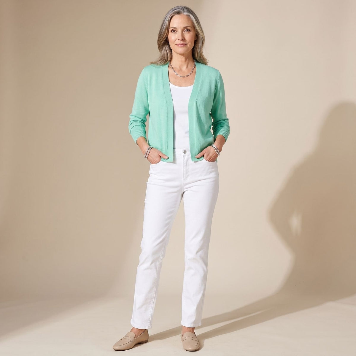 Dames vest met capuchon gedragen in casual outfit
