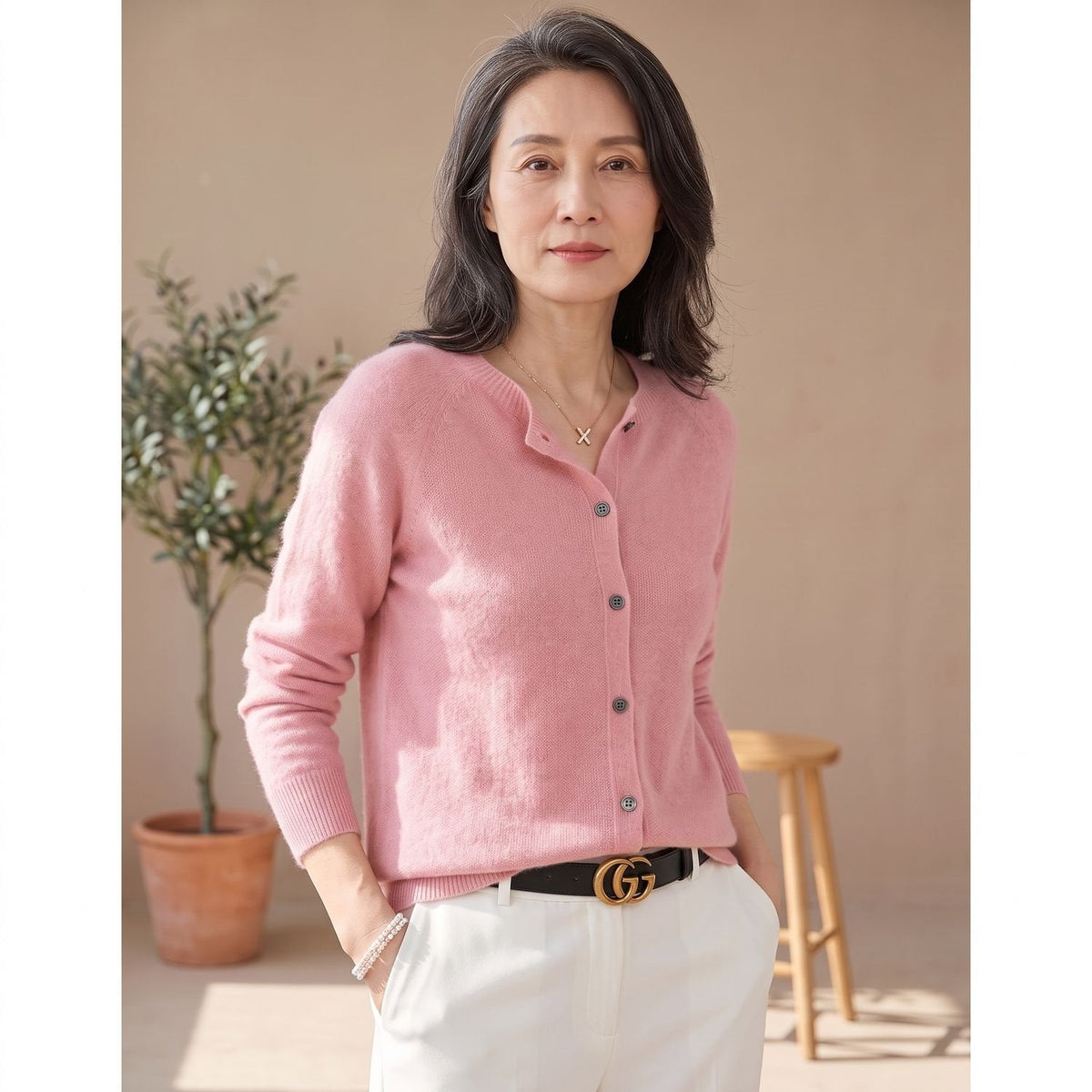 CAMILA cardigan gedragen over een blouse voor kantoorlook