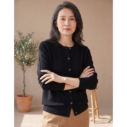 Dame draagt CAMILA cardigan open over een turtleneck