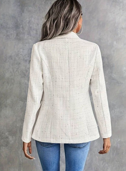 Detailfoto van flapzakken en klassieke revers op tweed blazer