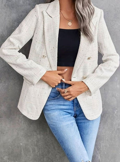 Dame draagt beige tweed blazer gecombineerd met spijkerbroek