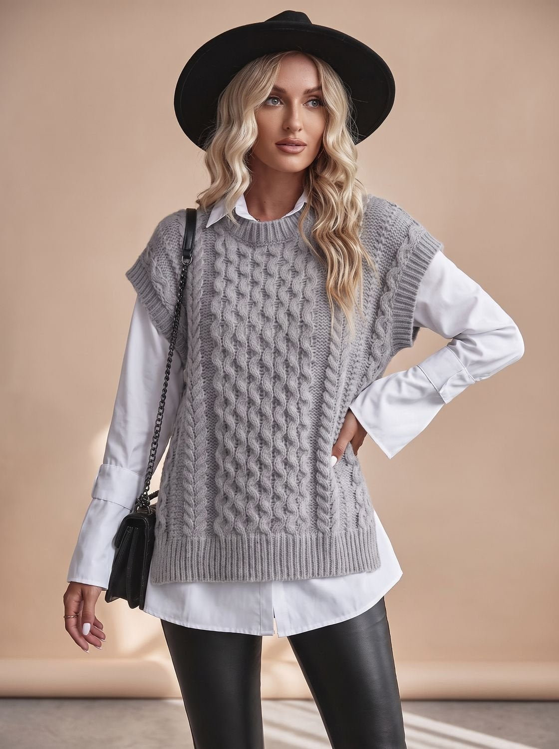 Dames vest met kabelpatroon gedragen over een blouse