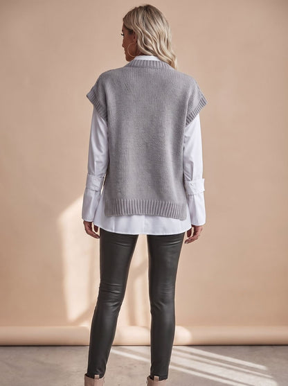 Gebreid vest in herfstlook gedragen op kantoor