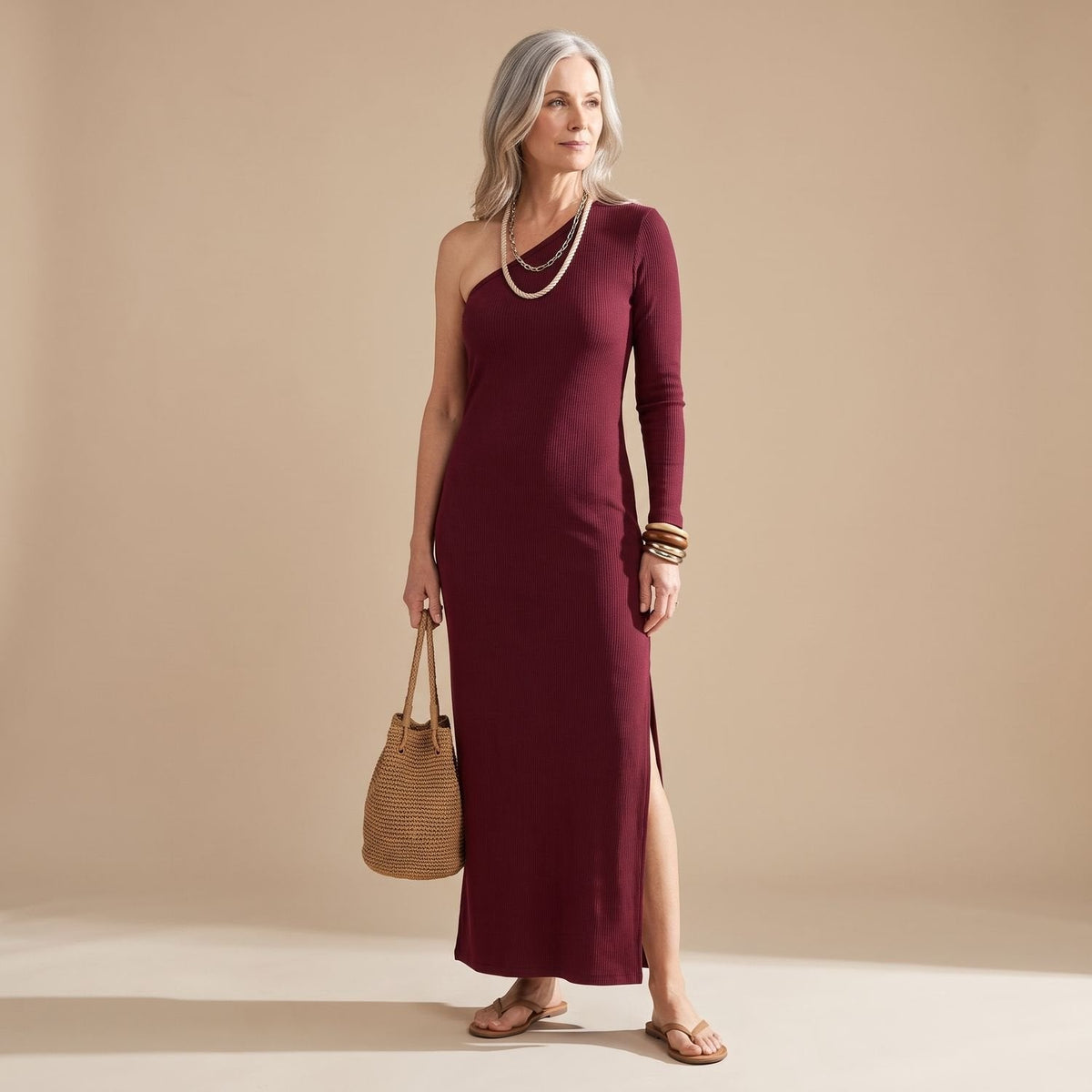 Zijaanzicht van de vloeiende CELARION one-shoulder jurk