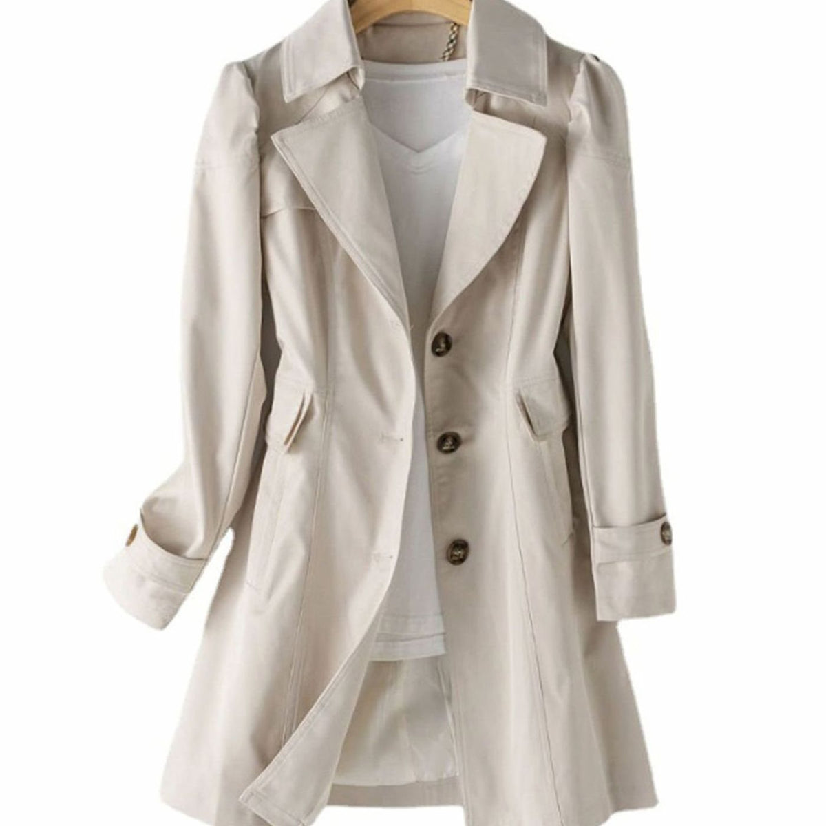 Close-up van de antiek-gouden knopen en revers van de CORENTINE trenchcoat