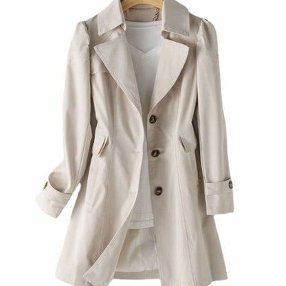 Close-up van de antiek-gouden knopen en revers van de CORENTINE trenchcoat