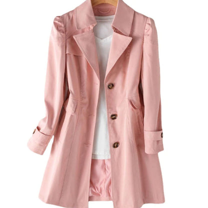 Zijaanzicht van de CORENTINE trenchcoat met zichtbare zijzak en getailleerde snit
