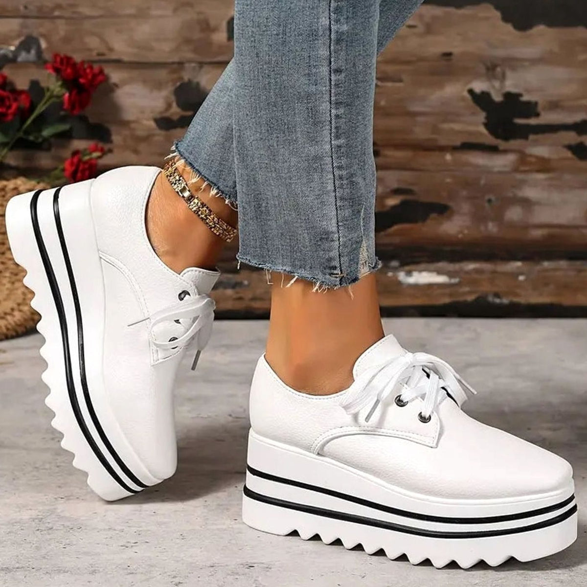 Close-up van de veterclosure en vierkante neus van de CORINNE sneaker