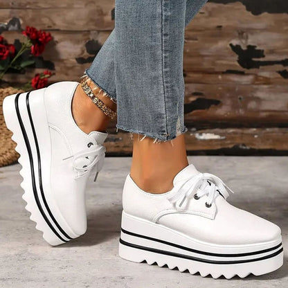 Close-up van de veterclosure en vierkante neus van de CORINNE sneaker