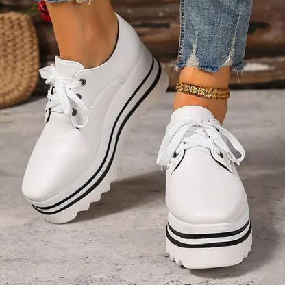 CORINNE sneaker gestyled met jeans voor een casual look