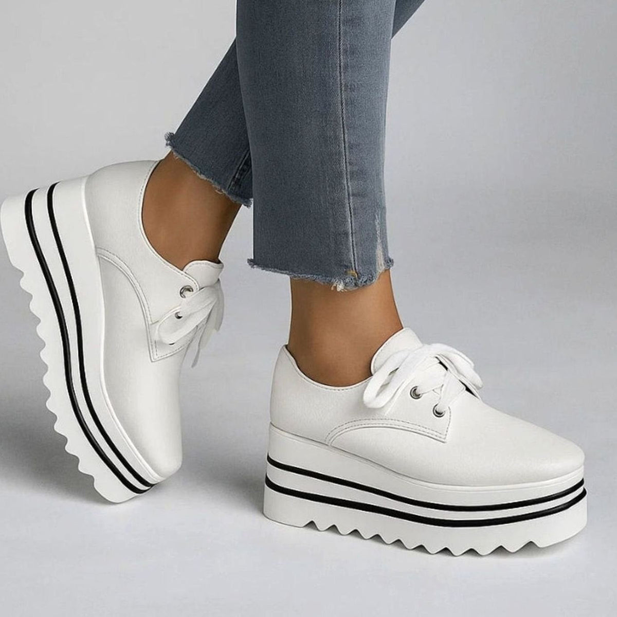 CORINNE sneaker gecombineerd met een rok voor een vrouwelijke outfit