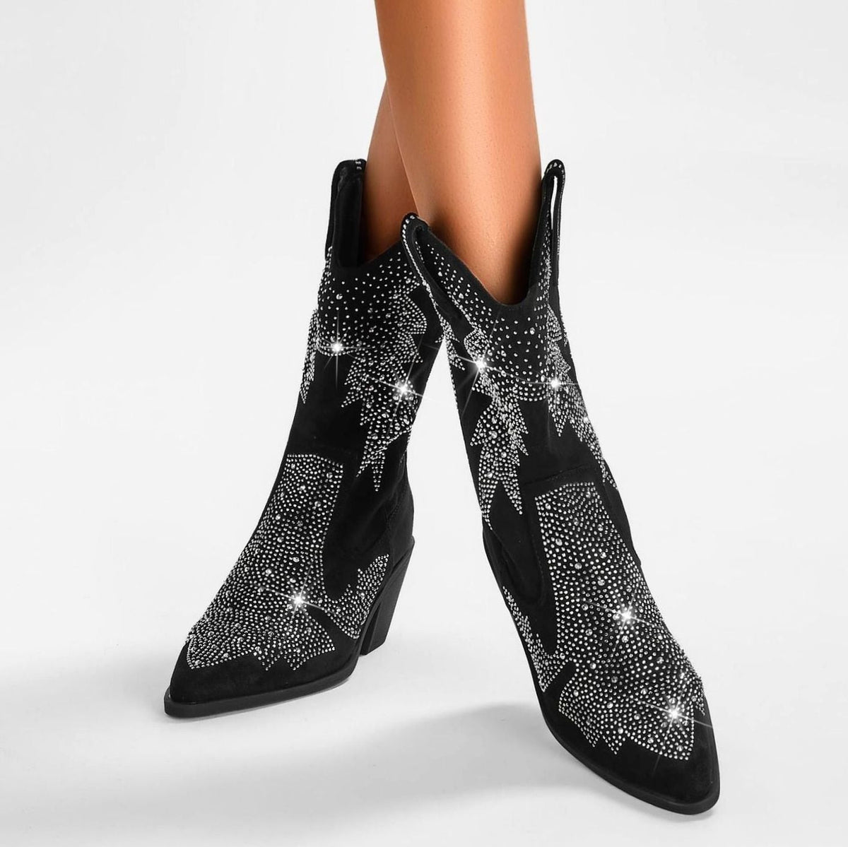 Close-up van glinsterende strasssteentjes op de schacht van de DAKOTA cowboy boots