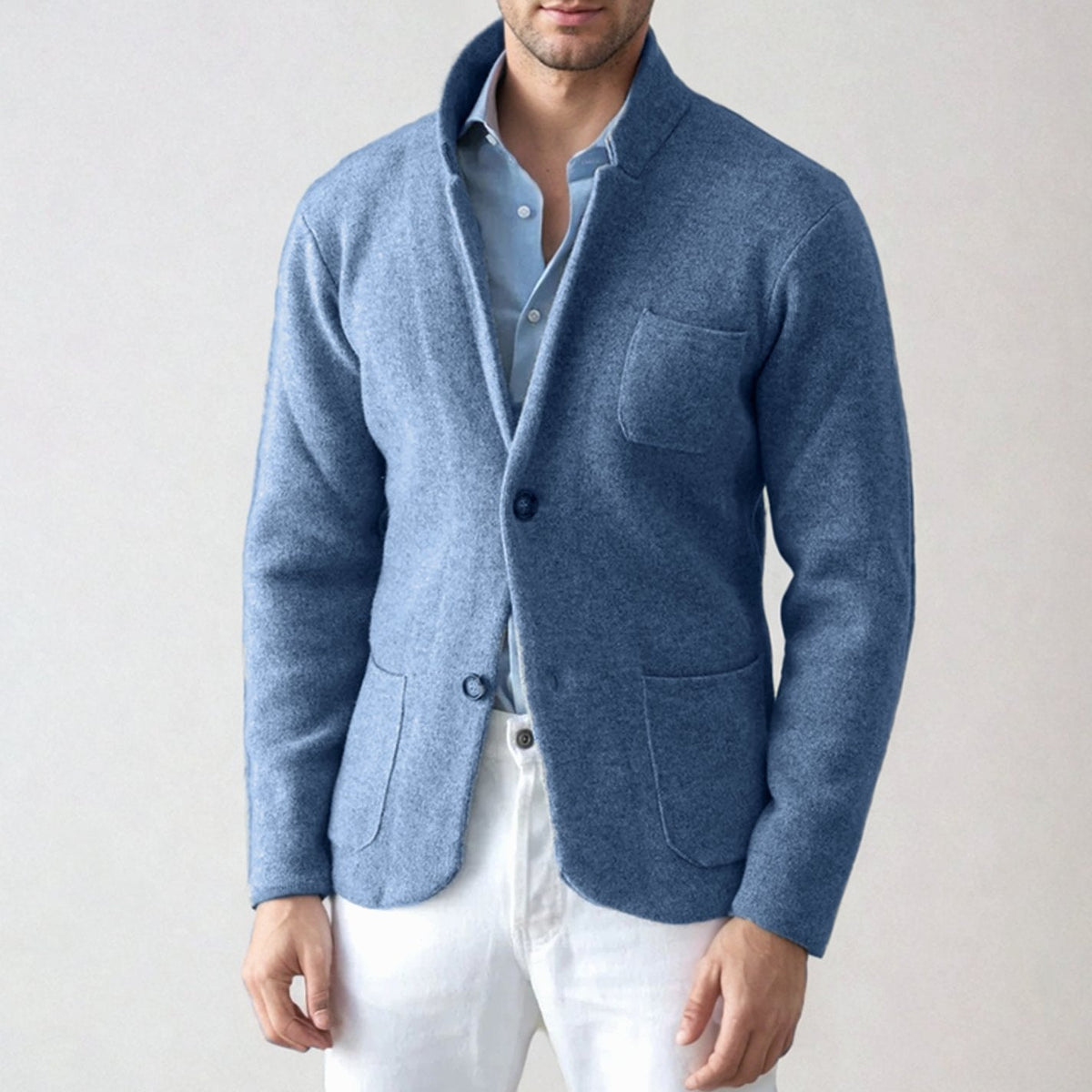 Model draagt het blazer-vest over een overhemd voor smart-casual look