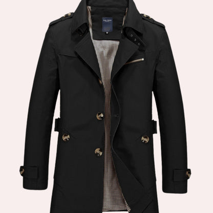 Man draagt DORIAN slim fit trenchcoat in stadsomgeving